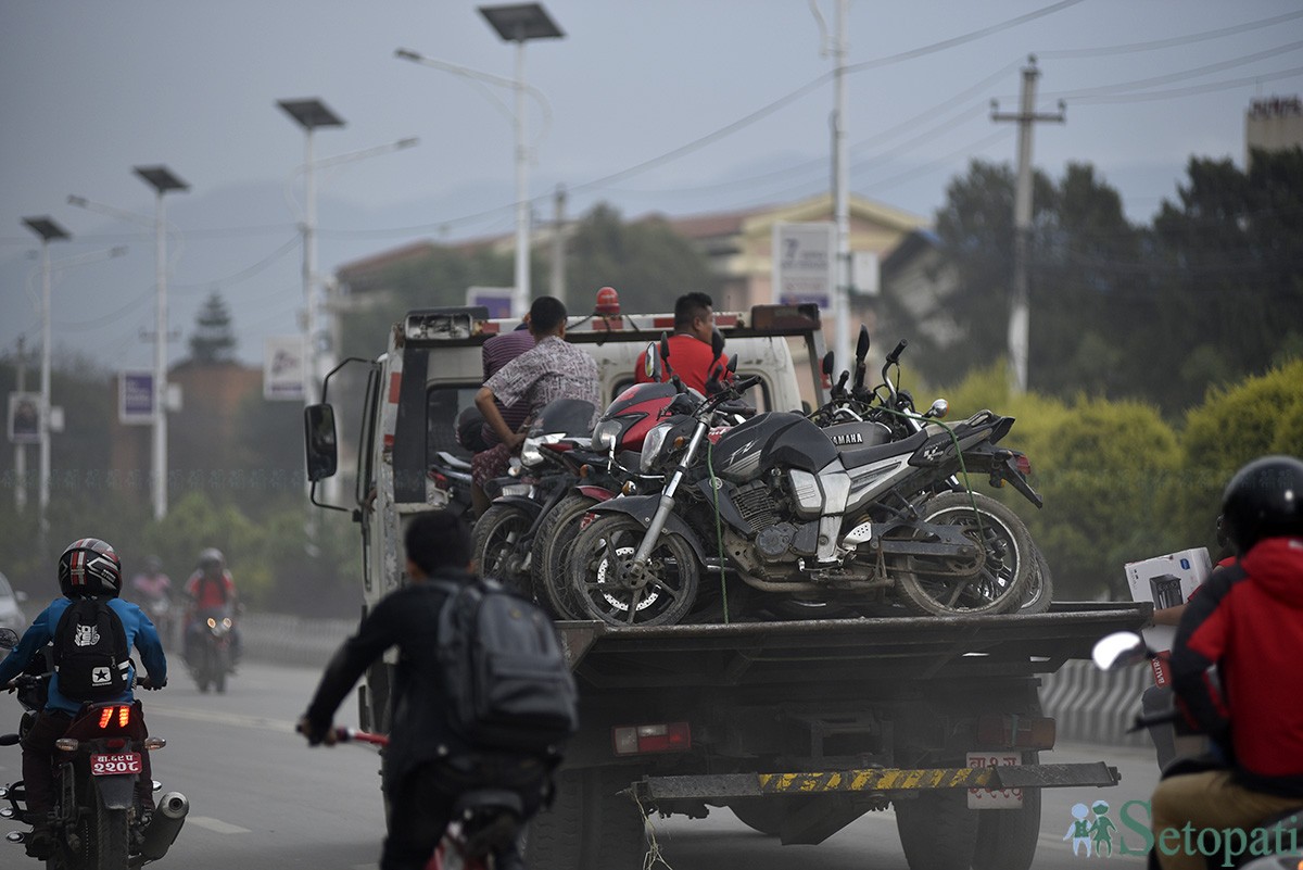 काठमाडौंको न्युरोडमा जथाभावी पार्किङ गरिएका मोटरसाइकलालाई नियन्त्रणमा लिइ गाडीमा लग्दै महानगरपालिकाका कर्मचारी। फाइल तस्बिरः नारायण महर्जन